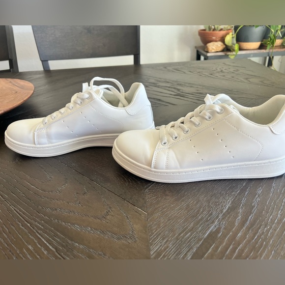 Trendy tennis shoes - Picture 8 of 13